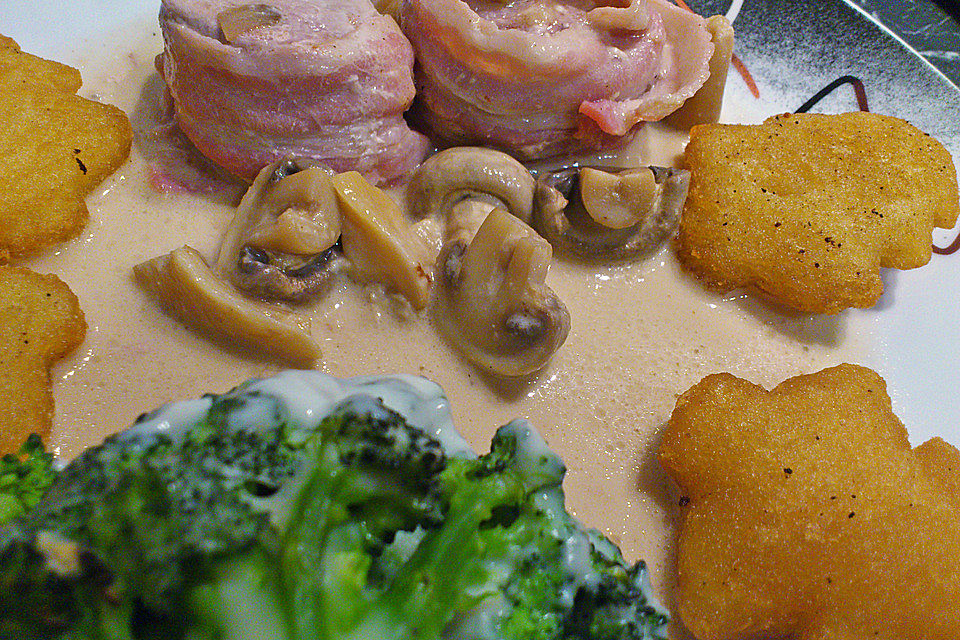 Schweinemedaillons im Parmaschinkenmantel mit Steinpilz-Gorgonzola-Sauce