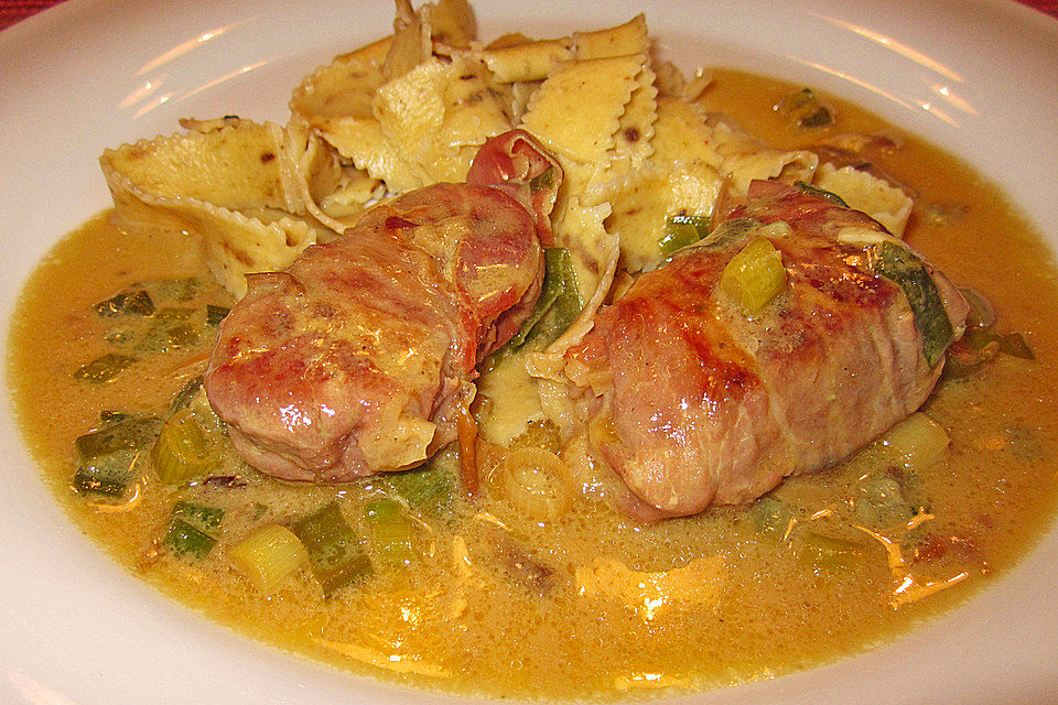 Schweinemedaillons im Parmaschinkenmantel mit Steinpilz-Gorgonzola-Sauce