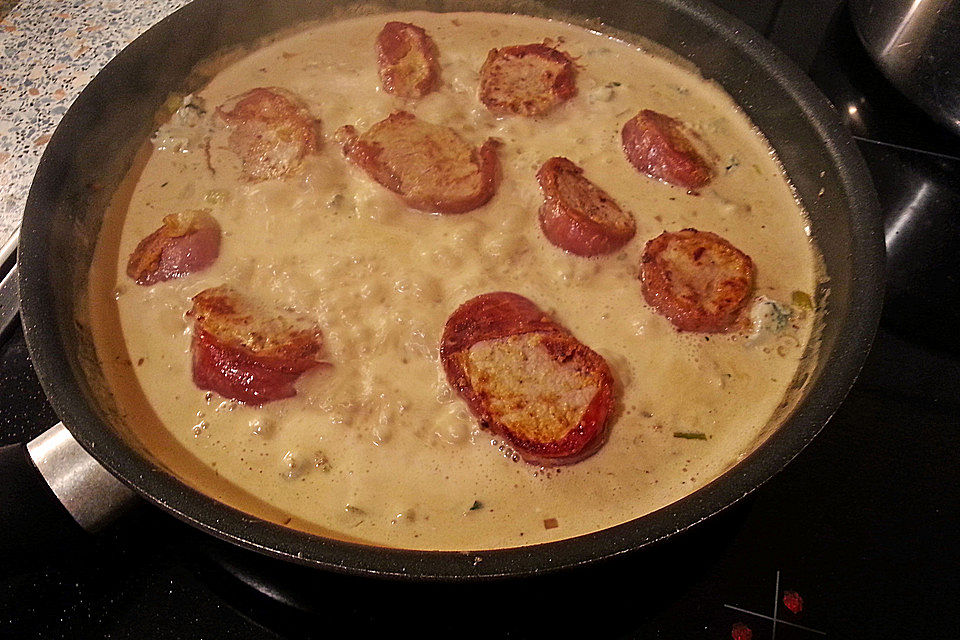 Schweinemedaillons im Parmaschinkenmantel mit Steinpilz-Gorgonzola-Sauce