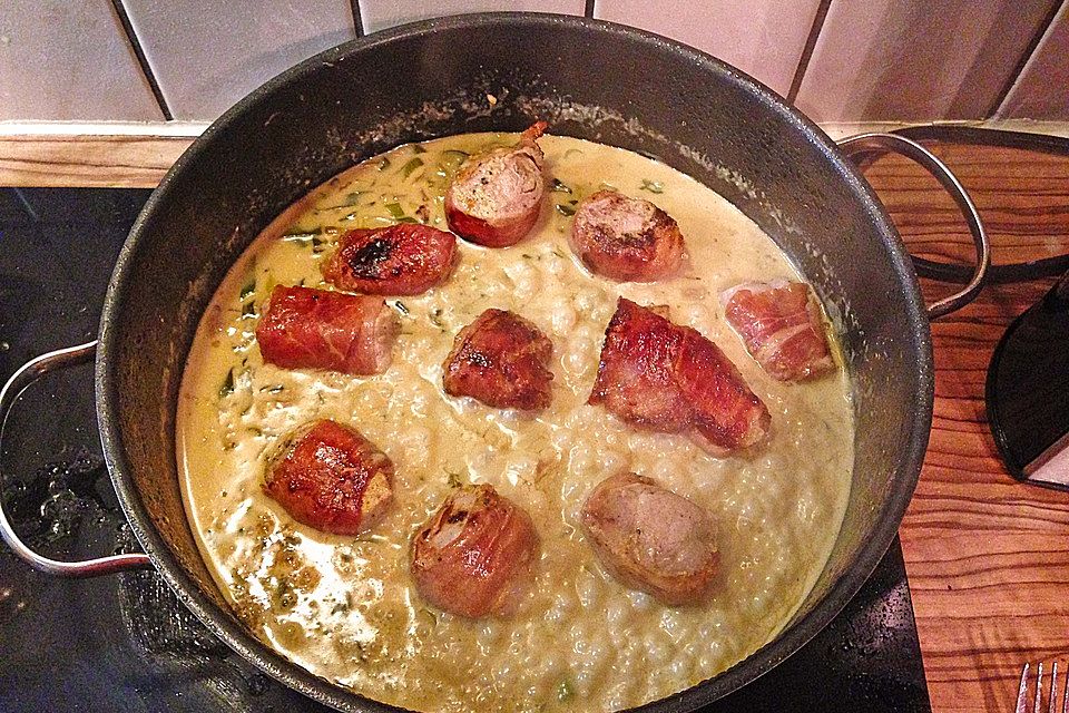 Schweinemedaillons im Parmaschinkenmantel mit Steinpilz-Gorgonzola-Sauce