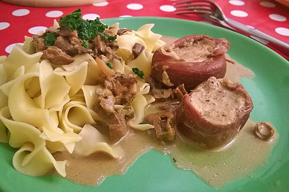 Schweinemedaillons im Parmaschinkenmantel mit Steinpilz-Gorgonzola-Sauce