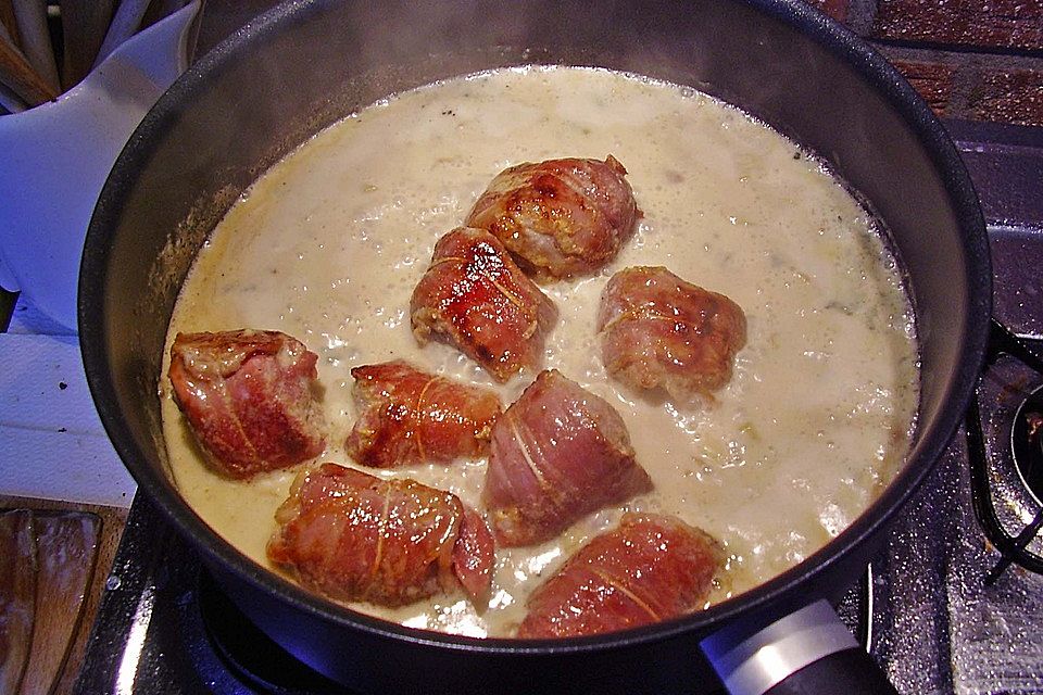 Schweinemedaillons im Parmaschinkenmantel mit Steinpilz-Gorgonzola-Sauce