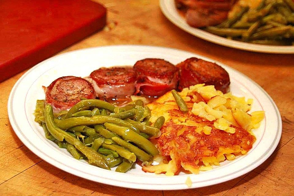 Schweinemedaillons im Parmaschinkenmantel mit Steinpilz-Gorgonzola-Sauce