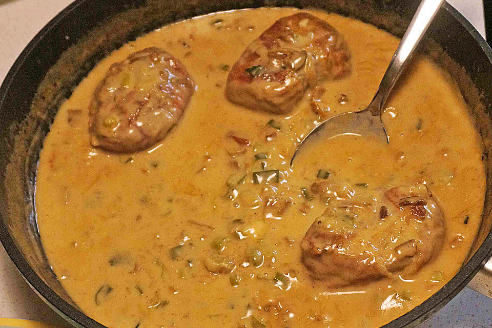 Schweinemedaillons im Parmaschinkenmantel mit Steinpilz-Gorgonzola-Sauce