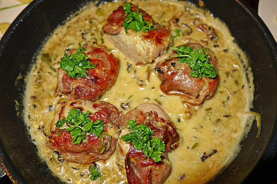 Schweinemedaillons im Parmaschinkenmantel mit Steinpilz-Gorgonzola-Sauce