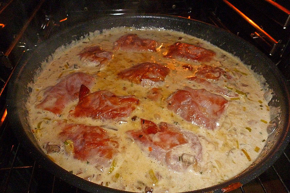 Schweinemedaillons im Parmaschinkenmantel mit Steinpilz-Gorgonzola-Sauce