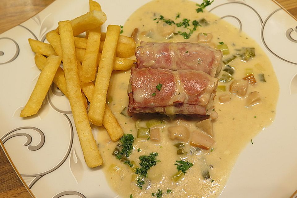 Schweinemedaillons im Parmaschinkenmantel mit Steinpilz-Gorgonzola-Sauce