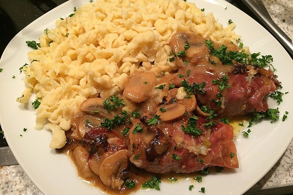 Schweinemedaillons im Parmaschinkenmantel mit Steinpilz-Gorgonzola-Sauce