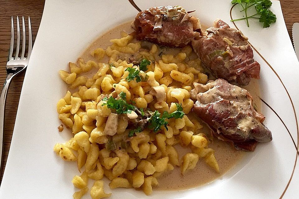 Schweinemedaillons im Parmaschinkenmantel mit Steinpilz-Gorgonzola-Sauce