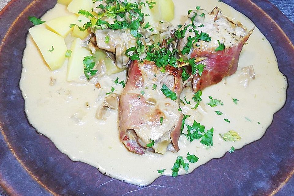 Schweinemedaillons im Parmaschinkenmantel mit Steinpilz-Gorgonzola-Sauce