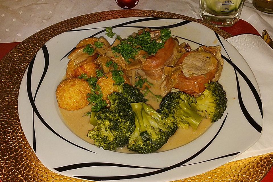 Schweinemedaillons im Parmaschinkenmantel mit Steinpilz-Gorgonzola-Sauce