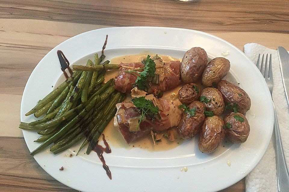 Schweinemedaillons im Parmaschinkenmantel mit Steinpilz-Gorgonzola-Sauce