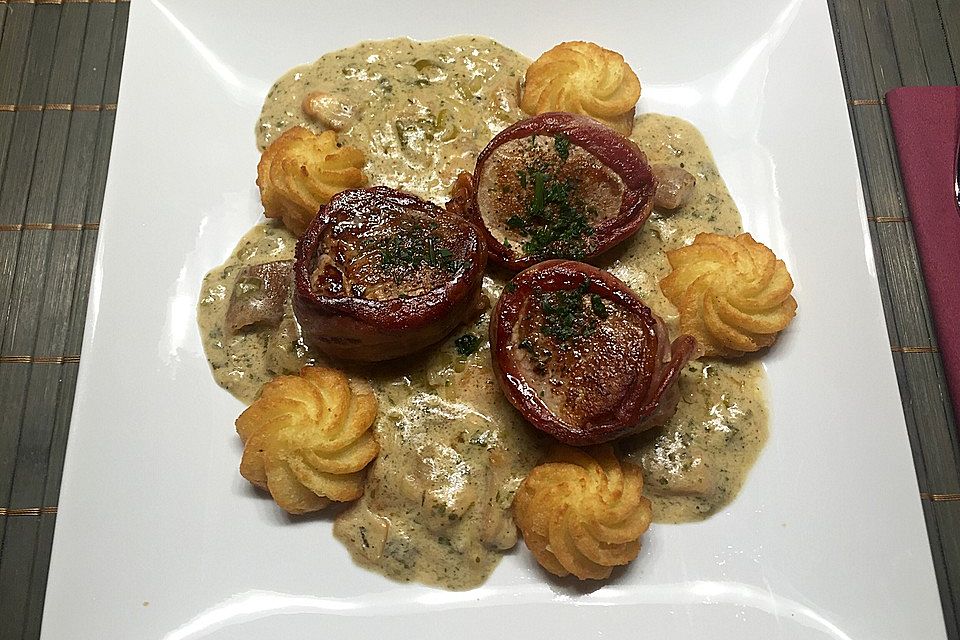 Schweinemedaillons im Parmaschinkenmantel mit Steinpilz-Gorgonzola-Sauce