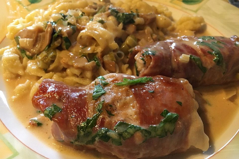 Schweinemedaillons im Parmaschinkenmantel mit Steinpilz-Gorgonzola-Sauce