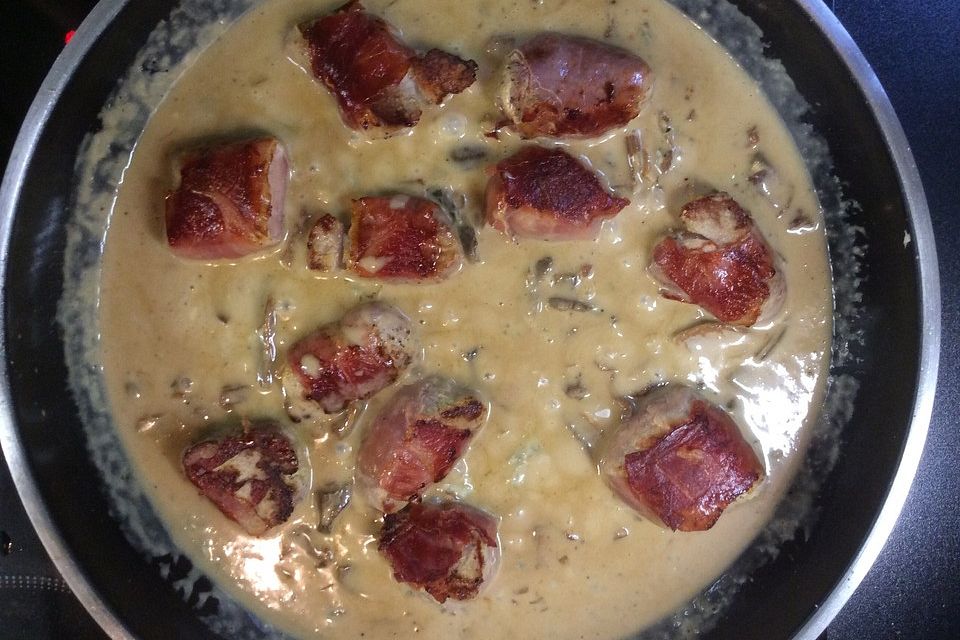 Schweinemedaillons im Parmaschinkenmantel mit Steinpilz-Gorgonzola-Sauce