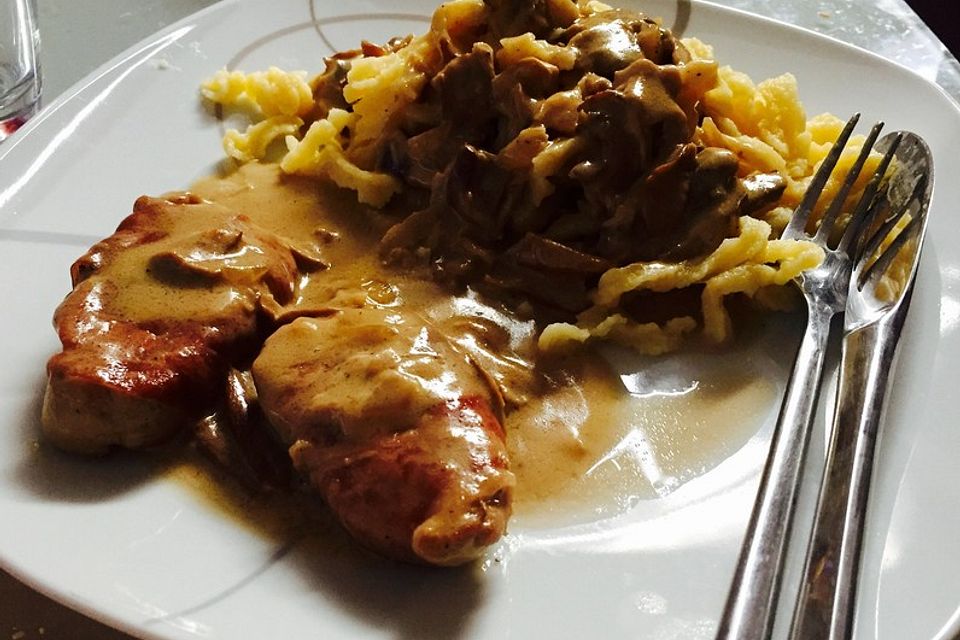 Schweinemedaillons im Parmaschinkenmantel mit Steinpilz-Gorgonzola-Sauce