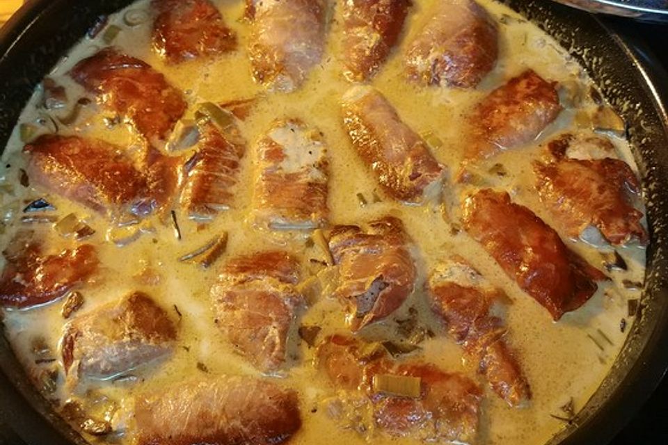 Schweinemedaillons im Parmaschinkenmantel mit Steinpilz-Gorgonzola-Sauce