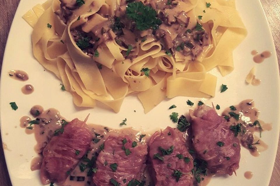 Schweinemedaillons im Parmaschinkenmantel mit Steinpilz-Gorgonzola-Sauce