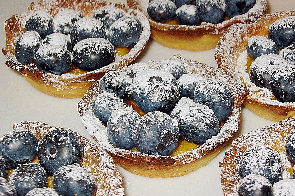 Kleine feine Vanilletörtchen mit frischen Beeren