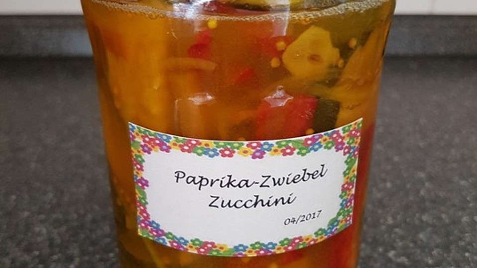 Zucchini, eingelegt mit Paprika und Knoblauch von aquana
