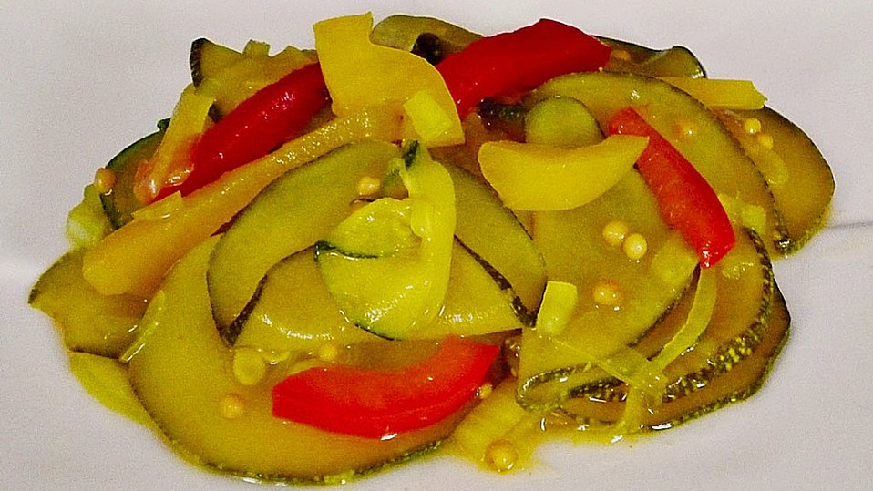 Zucchini, eingelegt mit Paprika und Knoblauch von aquana