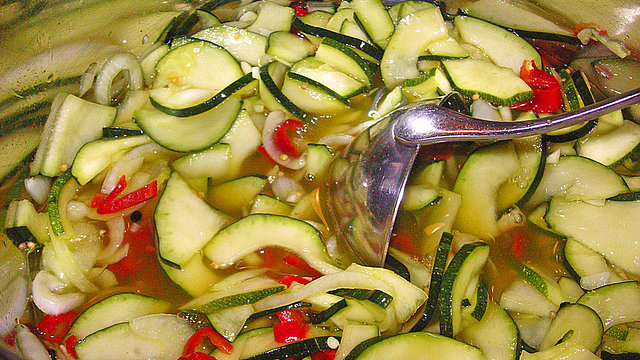 Zucchini, eingelegt mit Paprika und Knoblauch von aquana