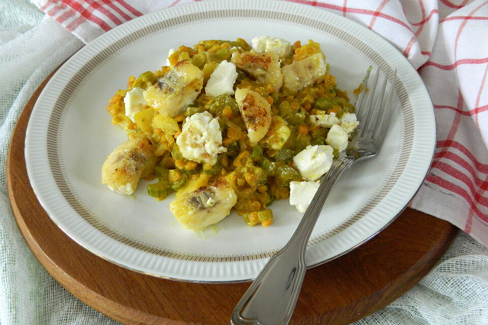 Linsen-Curry mit Bananen und Schafskäse