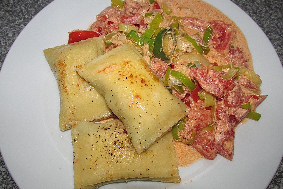 Maultaschen mit Lauch - Tomaten - Gemüse