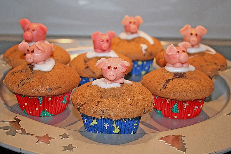 Marmorierte Muffins mit Marzipanschwein