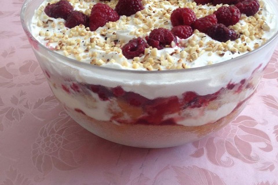 Trifle mit Rum und Sherry - Englische Schichtspeise