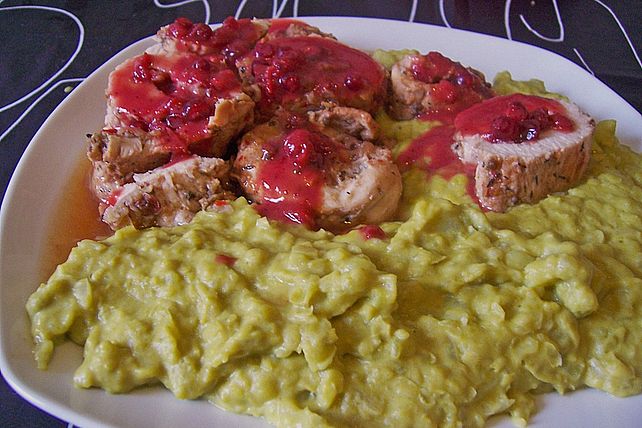 Gefüllte Putenröllchen an scharfer Zitronen - Preiselbeersauce auf ... Gefüllte Putenröllchen an scharfer Zitronen - Preiselbeersauce auf ...