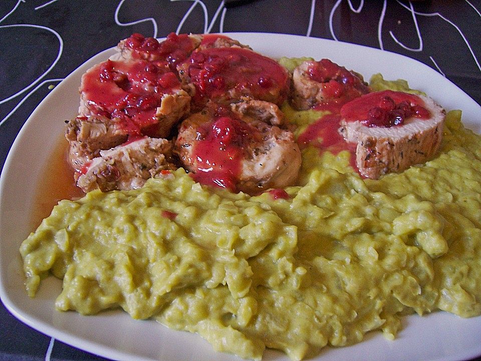Gefüllte Putenröllchen an scharfer Zitronen - Preiselbeersauce auf ...