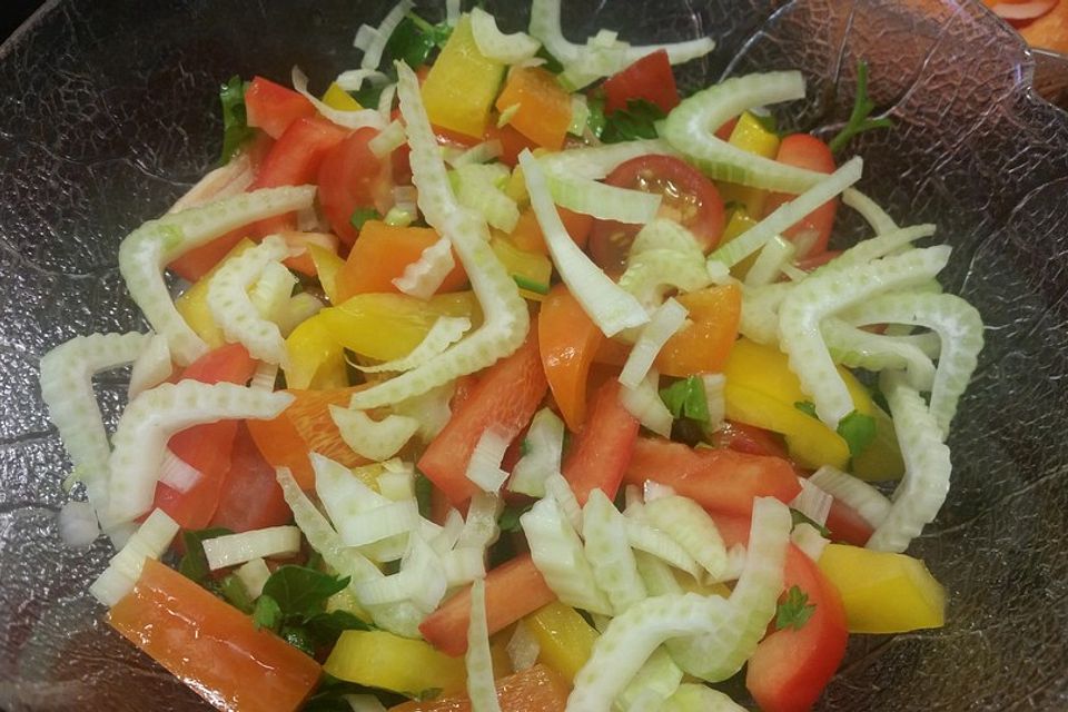 Fenchelsalat mit Paprika und Tomaten