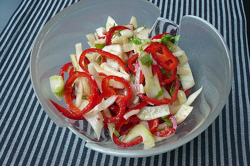 Fenchelsalat mit Paprika und Tomaten