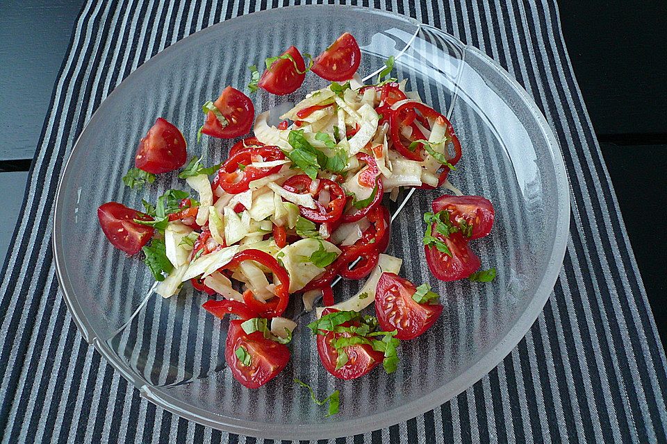 Fenchelsalat mit Paprika und Tomaten