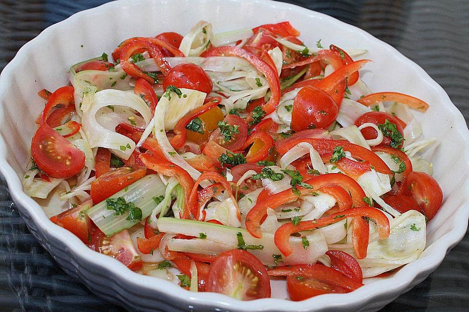 Fenchelsalat mit Paprika und Tomaten