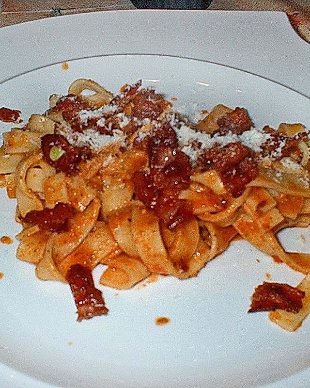 Pasta mit  Pesto Rosso - Sauce und Bacon
