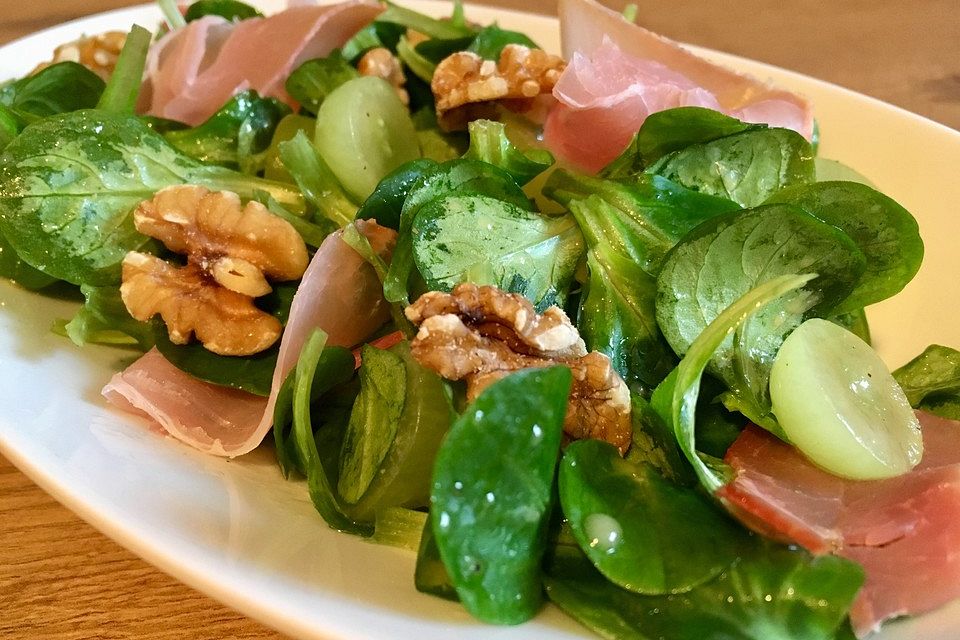 Gourmet Feldsalat mit Trauben, Schinken und Nüssen