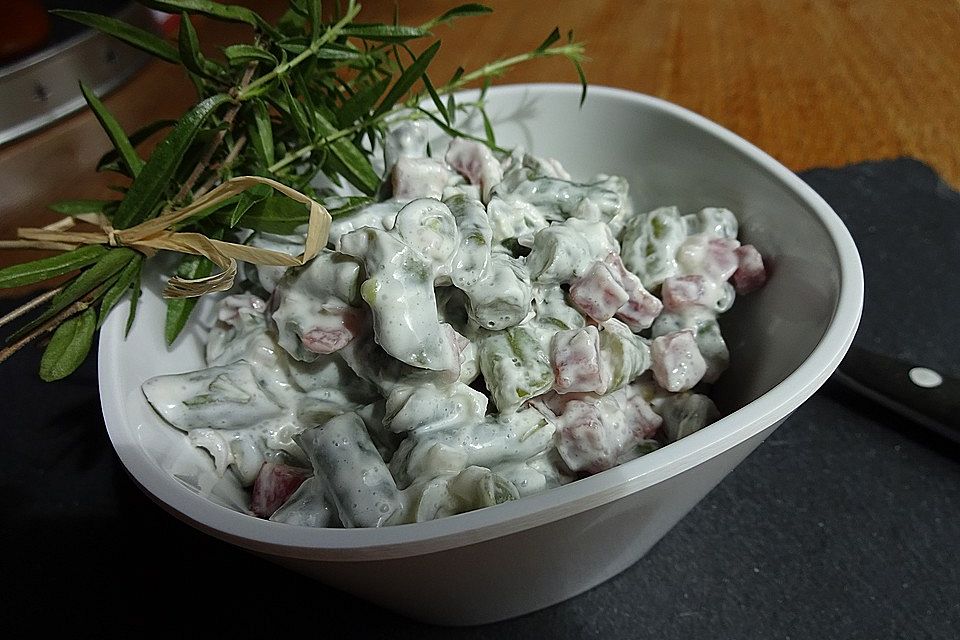 Bohnensalat mit saurer Sahne und Speck