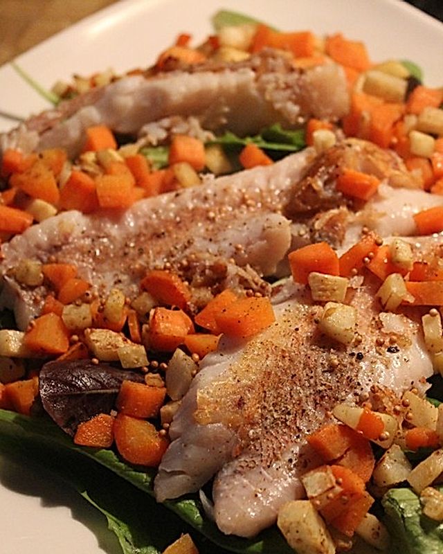 Blattsalat mit Fisch und würzigem Gemüse