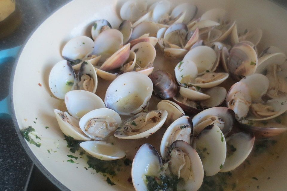 Venusmuscheln mit Olivenöl und Knoblauch