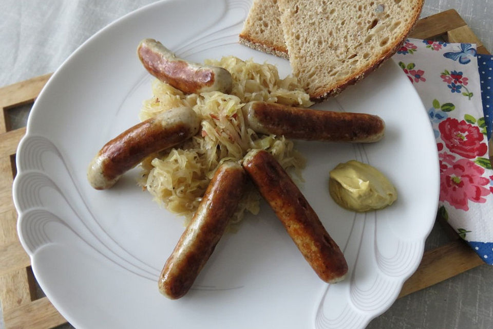 Nürnberger Rostbratwürste auf Champagnerkraut mit zwei Sorten Senf