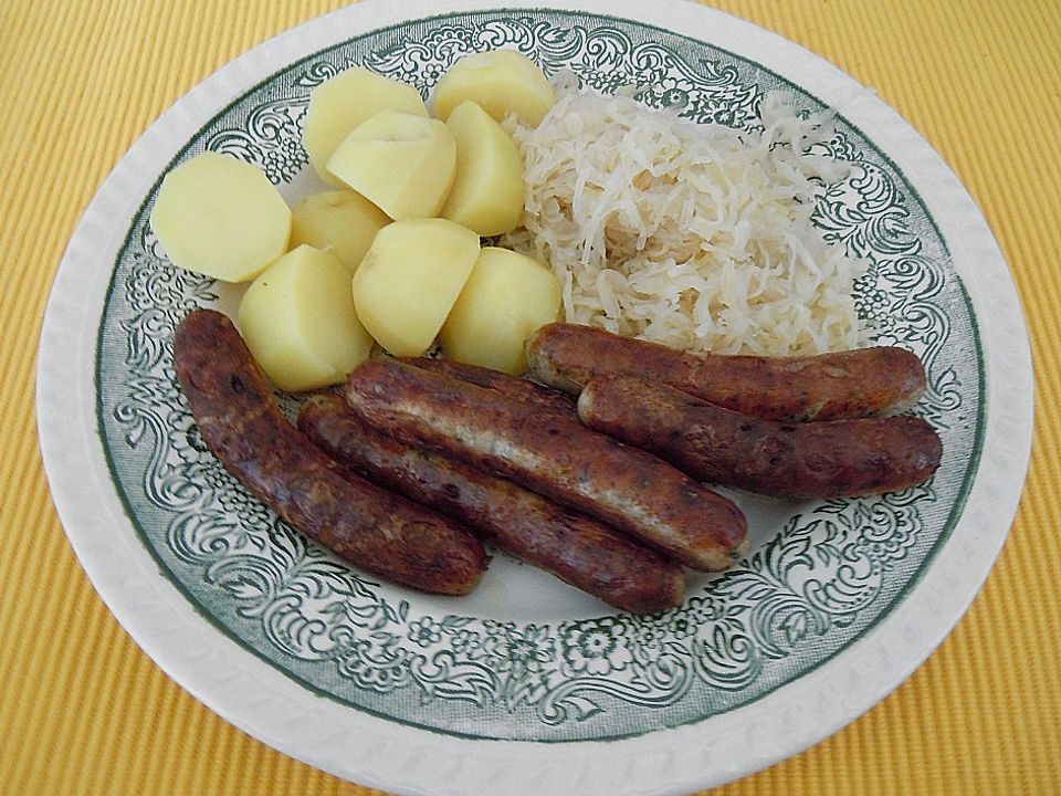 Nürnberger Rostbratwürste auf Champagnerkraut mit zwei Sorten Senf von ...