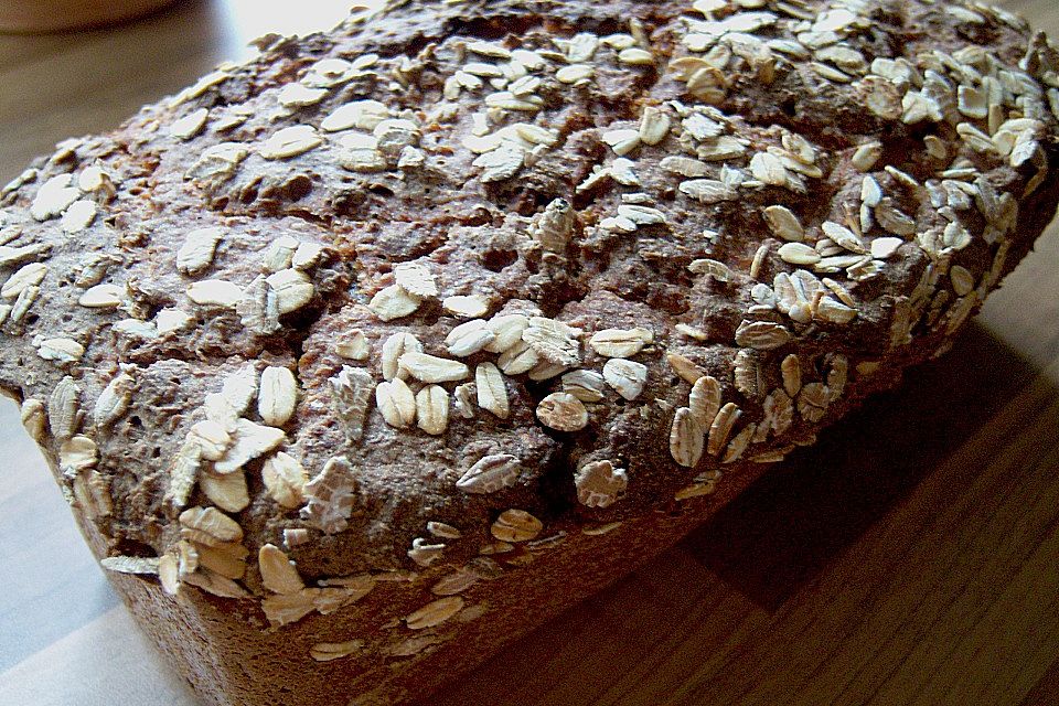 Roggenflockenbrot mit Malzbier und Sauerteig