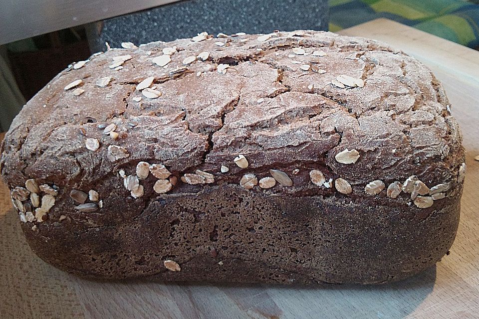 Roggenflockenbrot mit Malzbier und Sauerteig