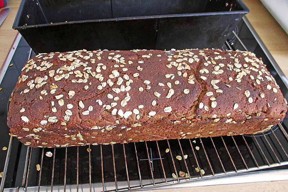 Roggenflockenbrot mit Malzbier und Sauerteig