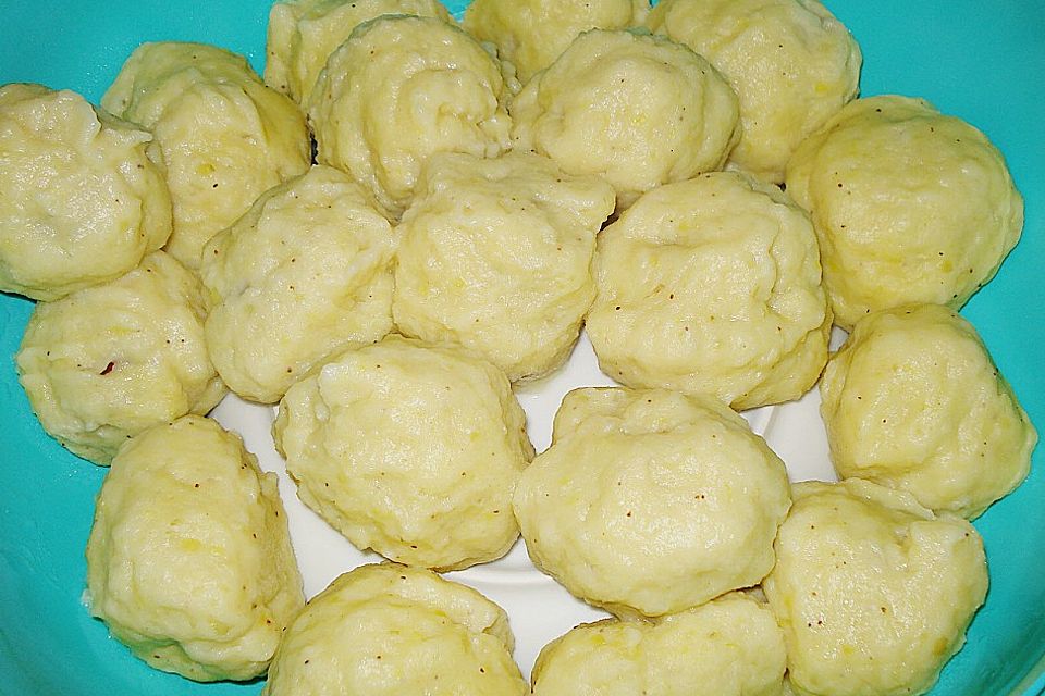 Zwetschgenknödel aus Kartoffeln