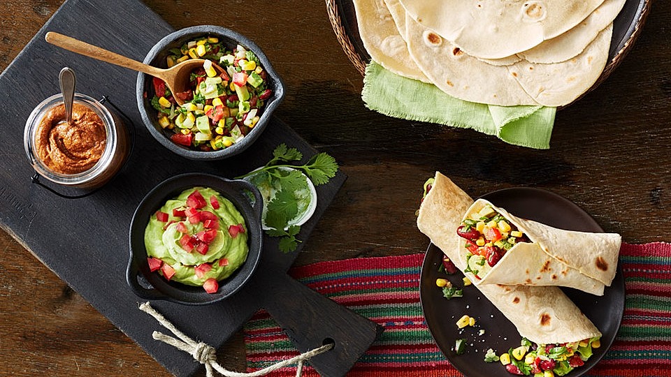 Mexikanische-Salsa-mit-schwarzen-Bohnen-und-Mais