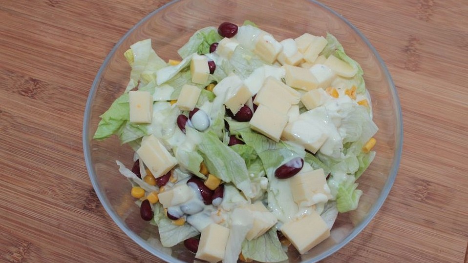 Bunter Eisbergsalat mit Käse von Engelmietz