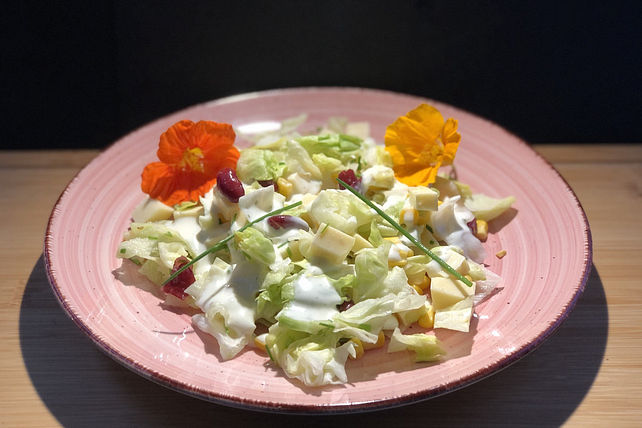 Bunter Eisbergsalat mit Käse von Engelmietz| Chefkoch